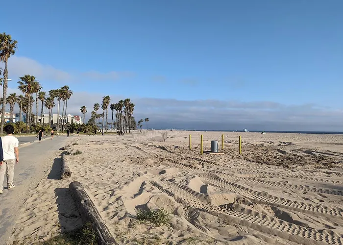 3Bedroom/2BA, 4 Blocks to Santa Monica Beach